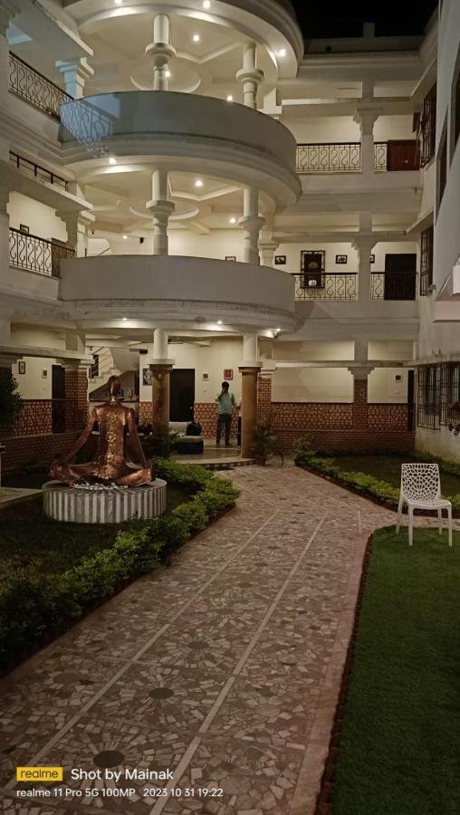 Hotel Kolam Shānti Niketan エクステリア 写真