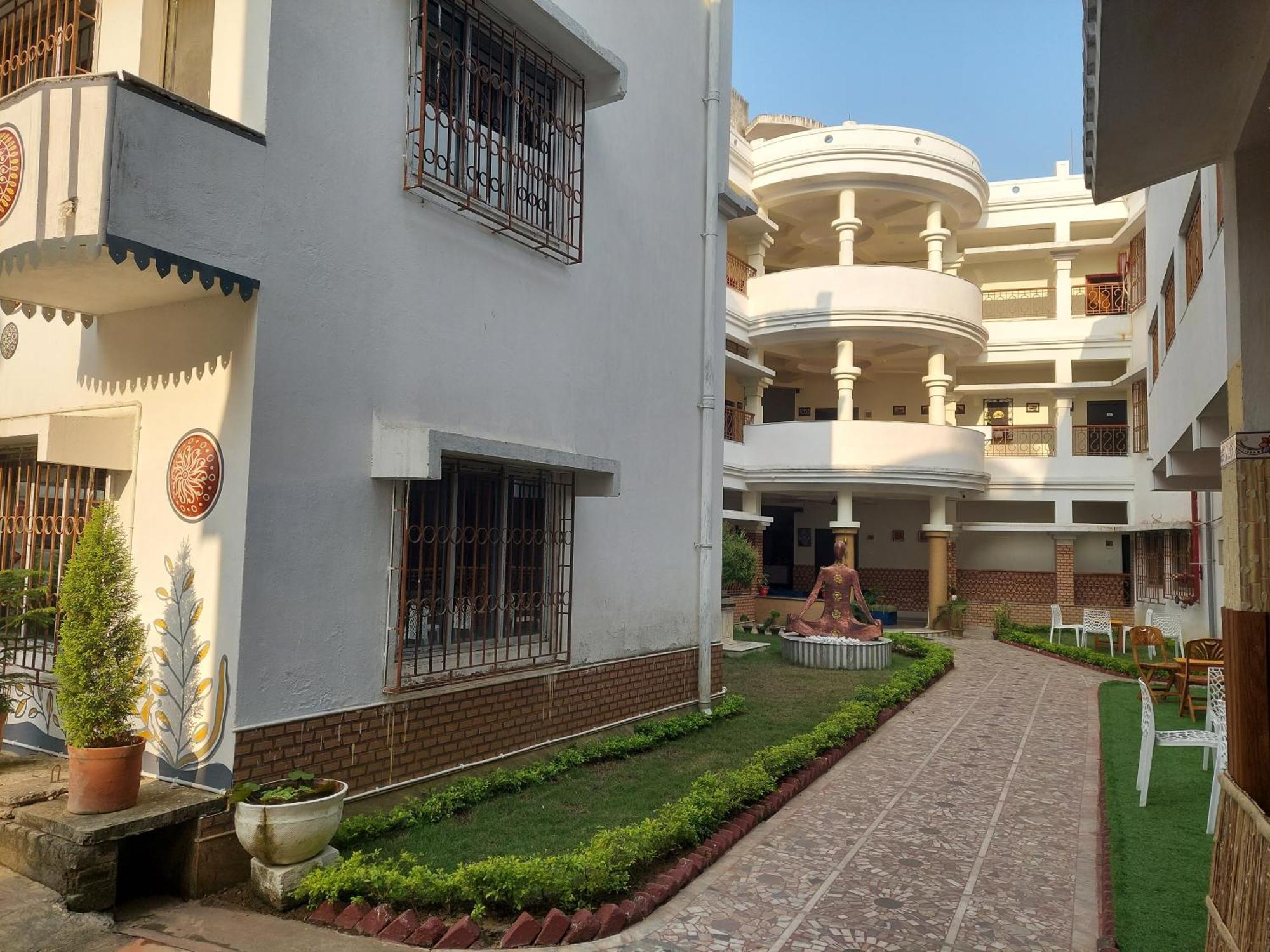 Hotel Kolam Shānti Niketan エクステリア 写真