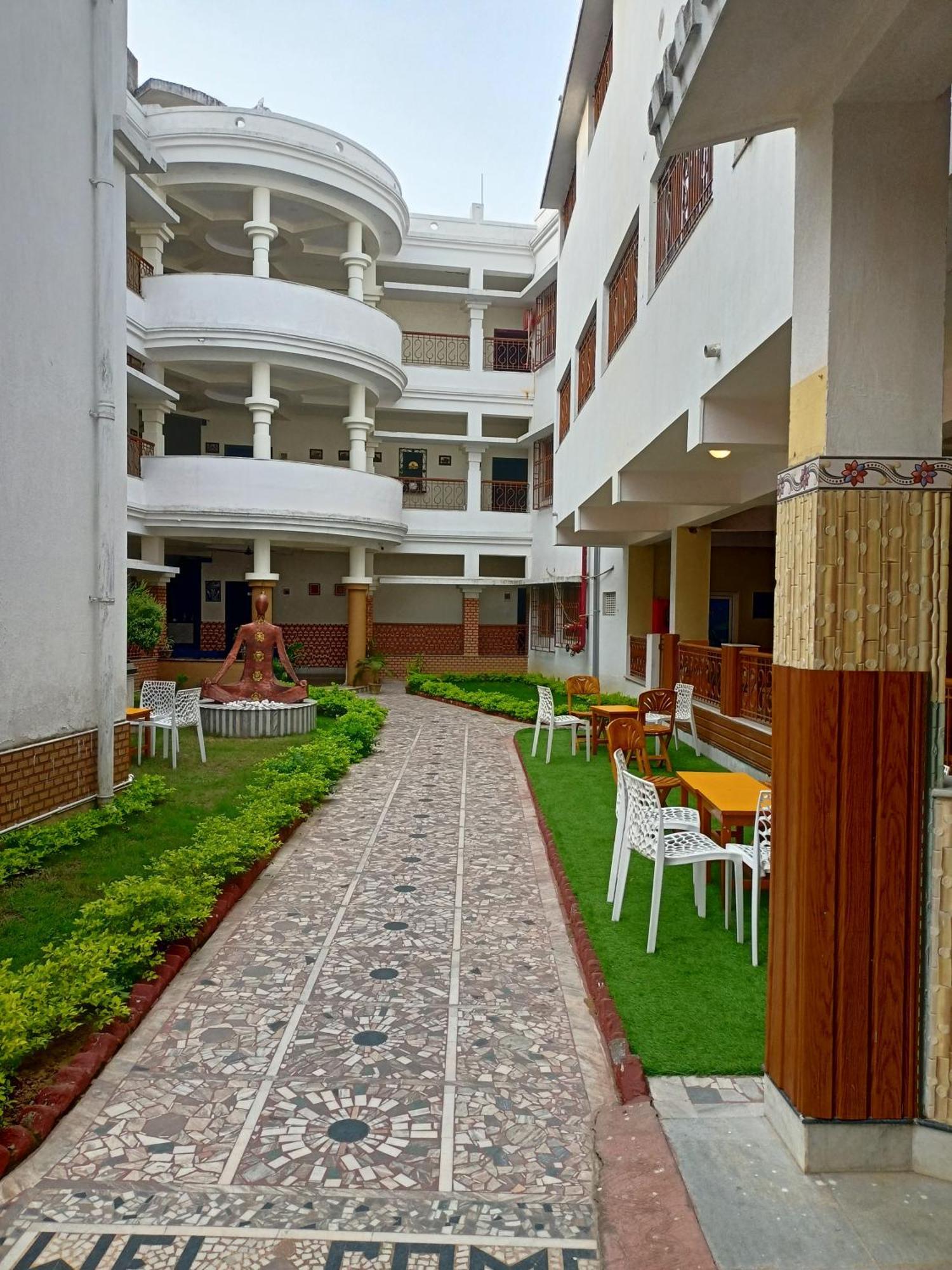 Hotel Kolam Shānti Niketan エクステリア 写真